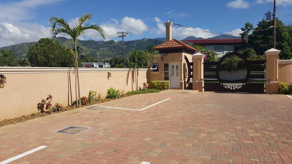 Apt 12, Executive Suites Ja - Palms Enfield Exterior foto