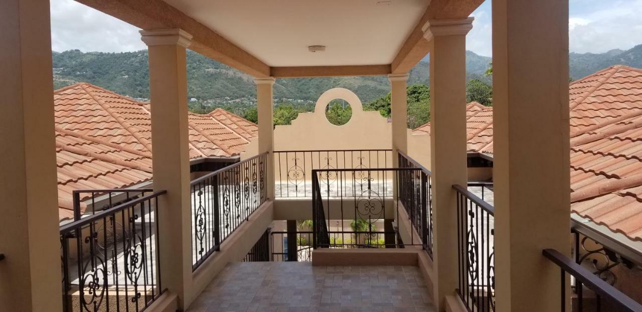 Apt 12, Executive Suites Ja - Palms Enfield Exterior foto